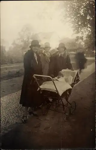 Foto Ak Wolfenbüttel in Niedersachsen, Spaziergang, Frauen, Kinderwagen, 1927