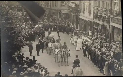 Foto Ak Blankenburg am Harz, Festumzug in der Stadt, Zuschauer, Kutsche
