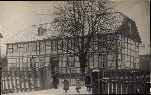 Foto Ak Fümmelse Wolfenbüttel in Niedersachsen, Kinder vor einem Fachwerkhaus
