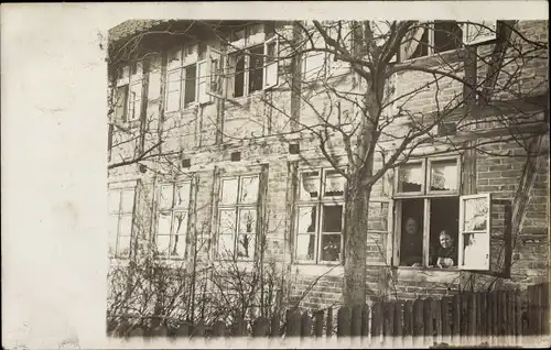Foto Ak Börßum Börssum am Harz, Blick auf ein Wohnhaus, Anwohner am Fenster, Fachwerkhaus