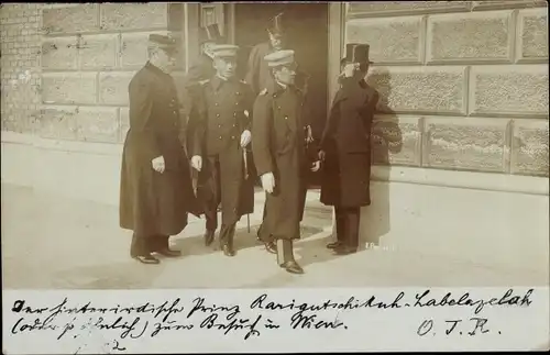 Foto Ak Wien, Hinterindischer Prinz vor einem Gebäude