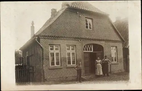 Foto Ak Rethem an der Aller, Familie vor einem Wohnhaus