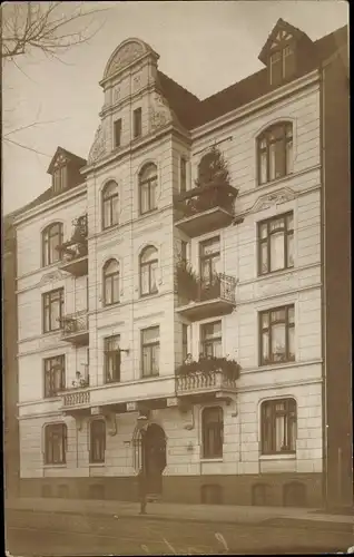 Foto Ak Hamburg Altona, Straßenpartie mit Wohnhaus