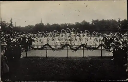 Foto Ak Wanne Herne im Ruhrgebiet, Frauen in weißen Kleidern, Fest 1914