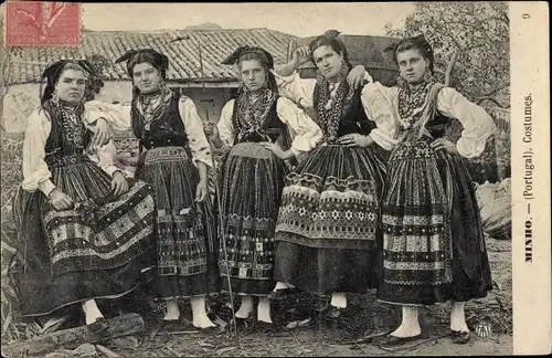 Ak Minho Portugal, Costumes, junge Frauen in portugiesischen Volkstrachten