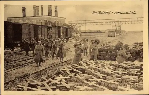 Ak Baranawitschy Baranowitschi Weißrussland, Bahnhof, Gleisseite, Soldaten, I. WK