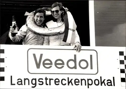Foto Sieger Veedol Langstreckenpokal Nürburgring 1984, Dierk Meyer, Heinz Sprungmann, VW Golf GTI