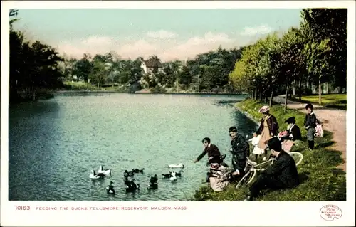 Ak Malden Massachusetts USA, Fellsmere Reservoir, Füttern der Enten