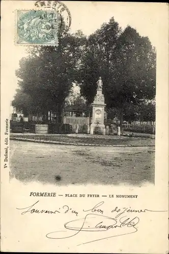 Ak Formerie Oise, Place du Fryer, Monument