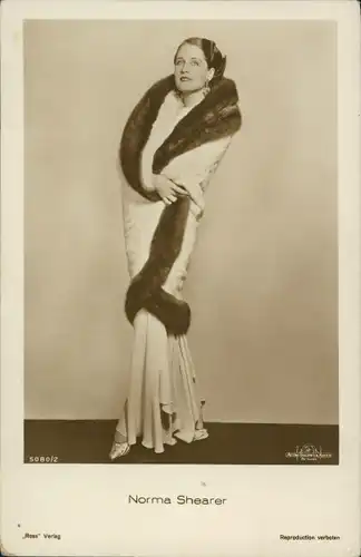 Ak Schauspielerin Norma Shearer, Portrait, Pelz