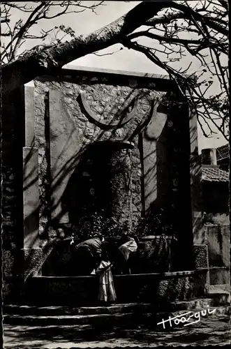 Ak Ile de Goree Senegal, La Fontaine, Straßenpartie mit Blick auf Brunnen