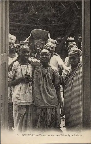 Ak Dakar Senegal, allgemeine Ansicht junger Mädchen vom Typ Lebou