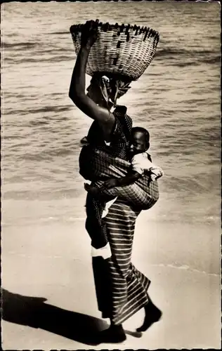 Ak Dakar Senegal, Promenade, Senegalesin mit Baby auf dem Rücken am Strand