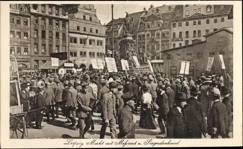 Ak Leipzig in Sachsen, Markt, Messeamt, Siegesdenkmal, Menschenauflauf, Schilder