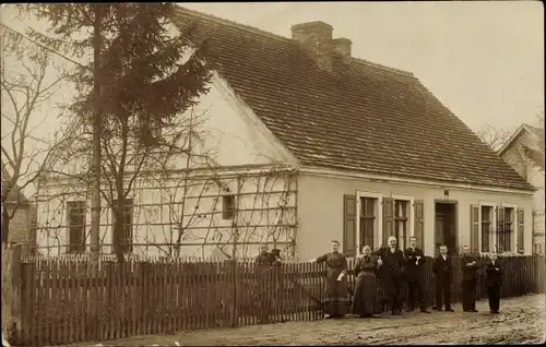 Foto Ak Berlin, Personen vor einem Wohnhaus 1920