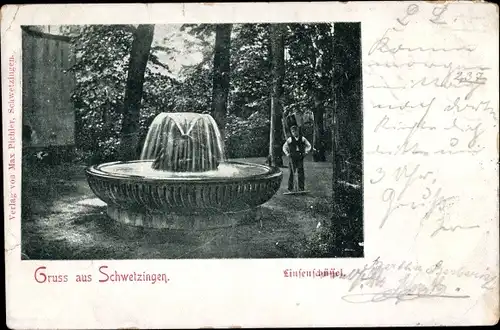 Ak Schwetzingen in Baden, Mann mit Rechen an der Linsenschüssel, Brunnen