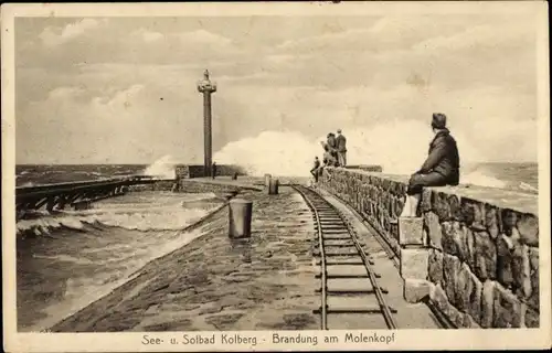 Ak Kołobrzeg Kolberg Pommern, Brandung am Molenkopf