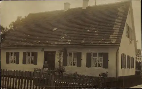 Foto Ak Lindenberg im Allgäu Schwaben, Frau vor einem Wohnhaus