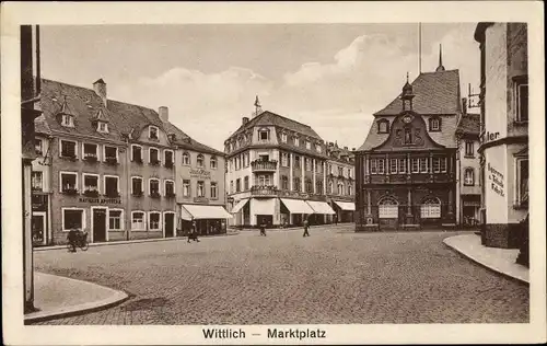 Ak Wittlich in der Eifel, Marktplatz, Rathaus Apotheke