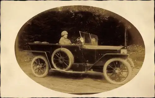 Foto Ak Dame am Steuer eines Automobils