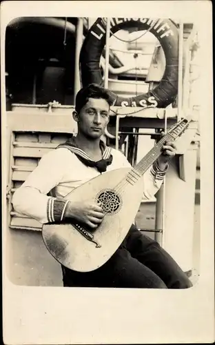 Foto Ak Deutscher Seemann in Uniform, Linienschiff Elsass, Laute