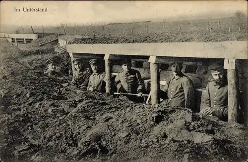 Ak Deutsche Soldaten in Uniformen im Unterstand