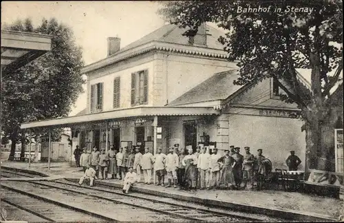 Ak Stenay Lothringen Meuse, Gare, Bahnhof, Gleisseite, Soldaten