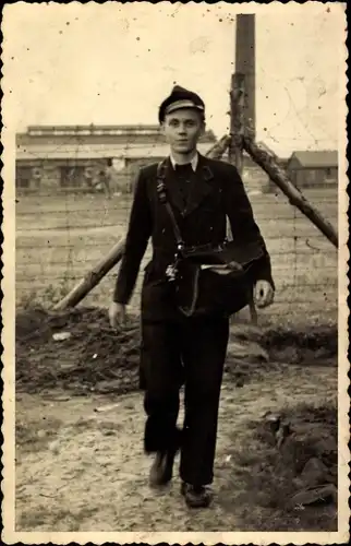 Foto Ak Postbote, Uniform, Brieftasche