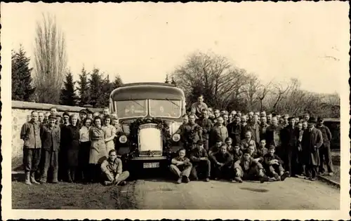 Foto Ak Bückeburg im Kreis Schaumburg, Ausflugsgesellschaft, geschmückter Autobus