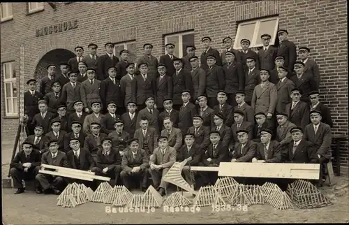 Foto Ak Rastede in Oldenburg, Bauschule Lehrgang 1935-36, Gruppenbild, Dachstuhl Modelle