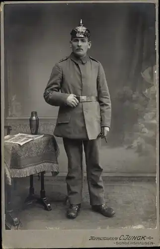 Kabinett Foto Deutscher Soldat in Uniform, Portrait, Pickelhaube