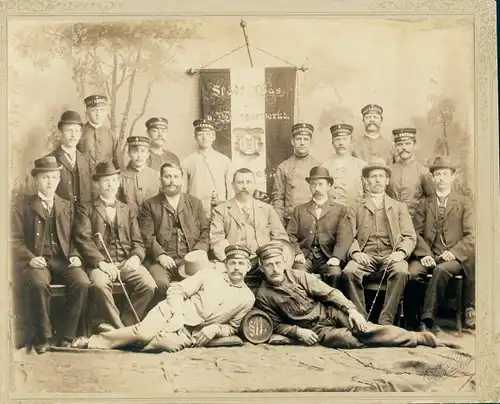 Foto Belegschaft der Städt. Gas- und Wasserwerke, Gruppenbild, Soldaten in Uniform, Männer