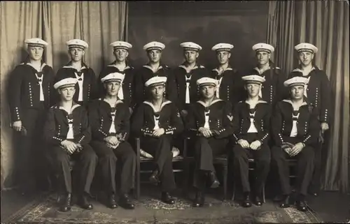 Foto Ak Deutsche Seeleute in Uniform, Gruppenbild