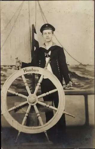 Foto Ak Deutscher Seemann in Uniform, Portrait, Steuerrad Hamburg, Kaiserliche Marine