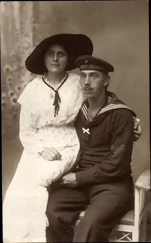 Foto Ak Deutscher Seemann in Uniform, Korps Flugabwehr, Portrait mit Frau, Hamburg St. Pauli