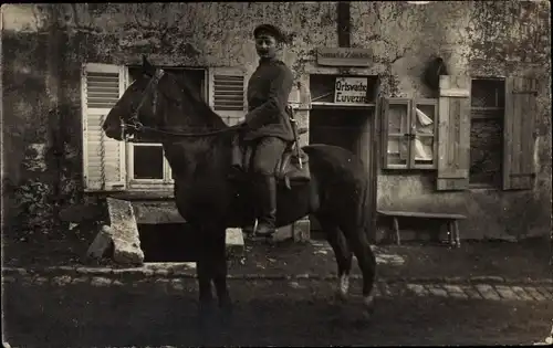 Foto Ak Euvezin Meurthe et Moselle, Deutscher Soldat in Uniform auf einem Pferd vor der Ortswache