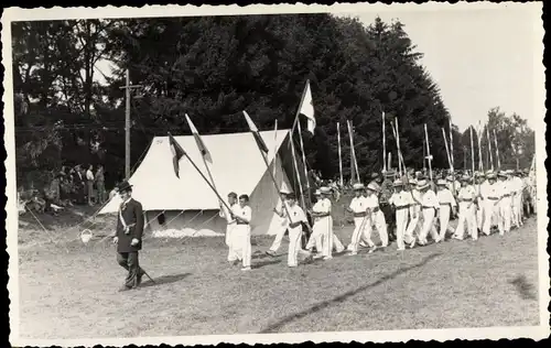 Foto Ak Rotes Kreuz, Zeltlager, Fahnenträger