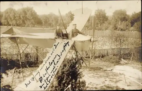 Foto Ak Deutsche Soldaten in einem Flugzeug