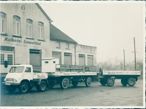 Foto Molkerei Emmerthal, Milchlieferwagen, Lastwagen mit Anhängern