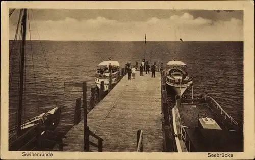 Ak Świnoujście Swinemünde Pommern, Seebrücke, Steg, Boote