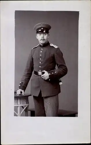 Foto Ak Deutscher Soldat in Uniform, Standportait