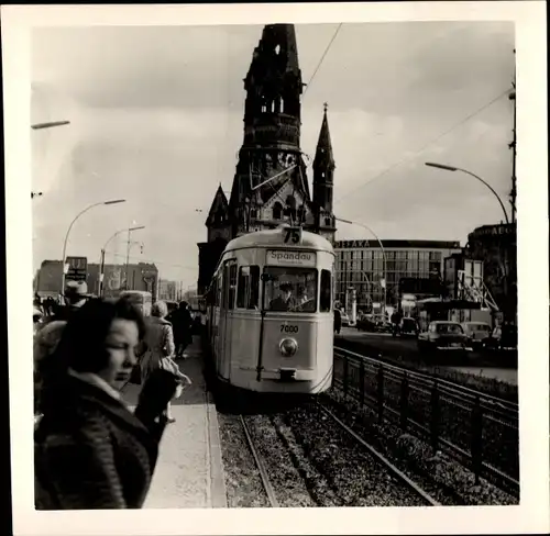 Foto Berlin Charlottenburg, Kaiser Wilhelm Gedächtniskirche, Straßenbahn Linie 75 nach Spandau