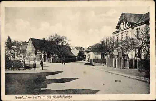 Ak Arnsdorf in Sachsen, Partie in der Bahnhofstraße