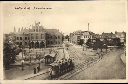 Ak Halberstadt am Harz, Johannisbrunnen, Straßenbahn