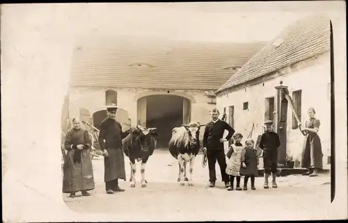 Foto Ak Bauda Großenhain Sachsen, Partie auf einem Bauernhof, Rinder, Anwohner