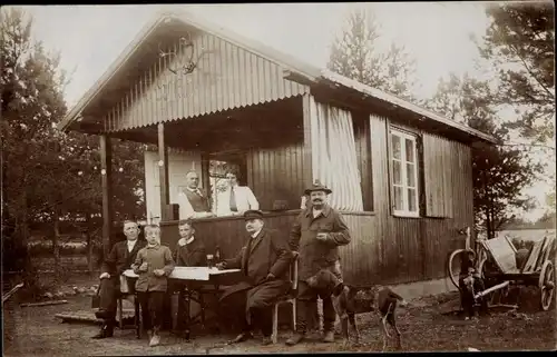 Foto Ak Hamburg Altona Ottensen, Personen vor einer Blockhütte, Hund