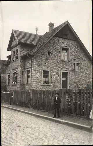Foto Ak Cracau Krefeld am Niederrhein, Straßenpartie mit Wohnhaus