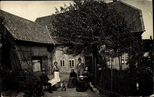 Foto Ak Hohenhameln in Niedersachsen, Personen vor einem Fachwerkhaus, Bauernhaus