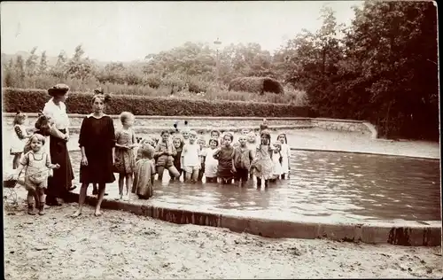 Foto Ak Berlin Steglitz, Kinder im Planschbecken im Stadtpark 1919