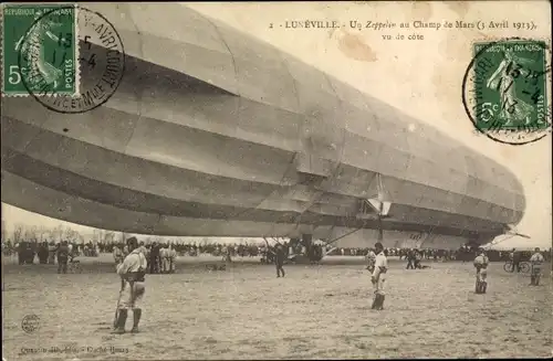 Ak Luneville Meurthe et Moselle, Un Zeppelin au Champ de Mars, 1913